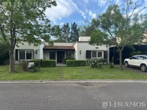 Casa en una sola planta en venta y/o alquiler en Santa Bárbara.