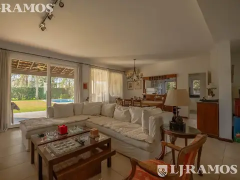 Casa en una sola planta en venta y/o alquiler en Santa Bárbara.