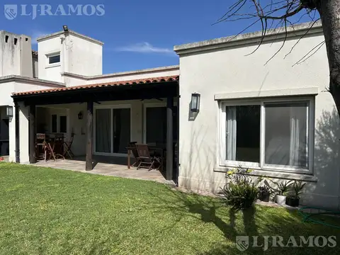 Casa en Alquiler con 2 cocheras