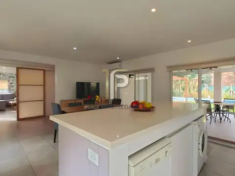 Casa en Venta con 3 cocheras