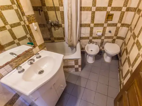 VENTA CASA LOTE PROPIO DE 5 AMBIENTES CON COCHERA Y TERRAZA EN VILLA DEL PARQUE