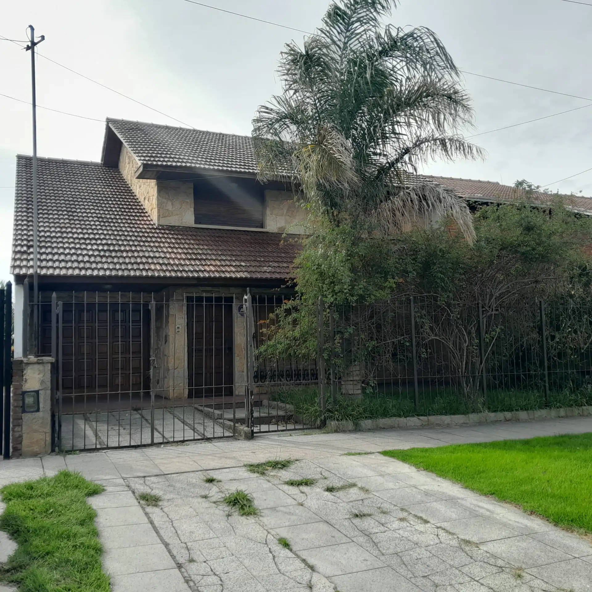 Chalet con amplio parque, 3 dorm, 2 baños, cochera cubierta — Punta Mogotes