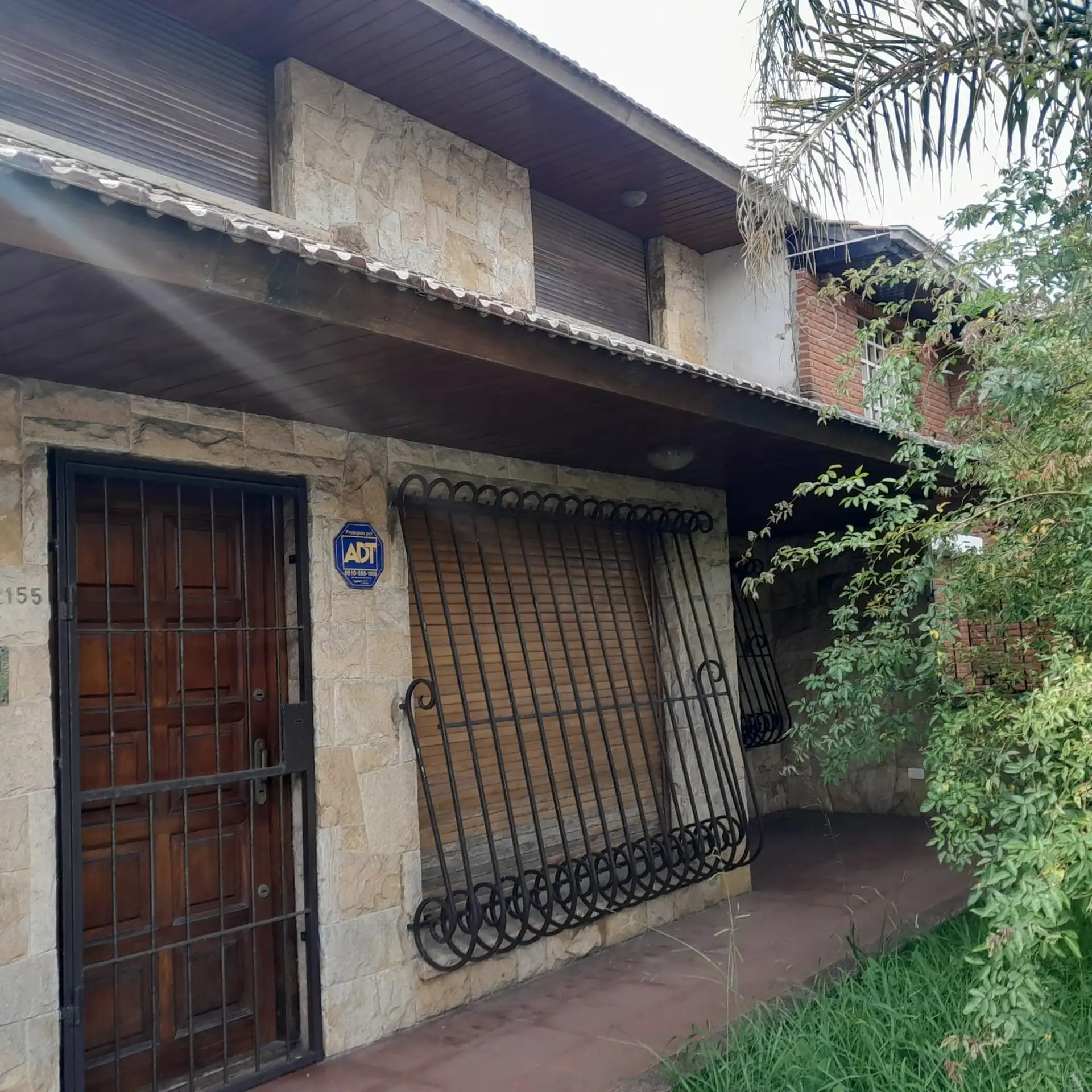 Chalet con amplio parque, 3 dorm, 2 baños, cochera cubierta — Punta Mogotes