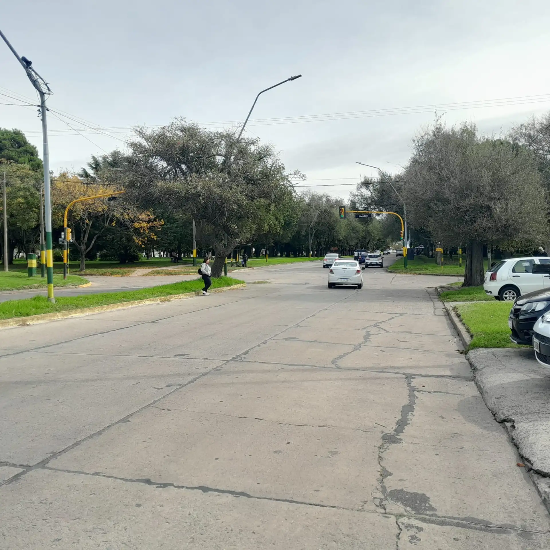 Chalet con amplio parque, 3 dorm, 2 baños, cochera cubierta — Punta Mogotes