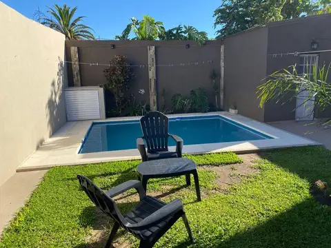 Casa modernizada, con pileta y excelente ubicación