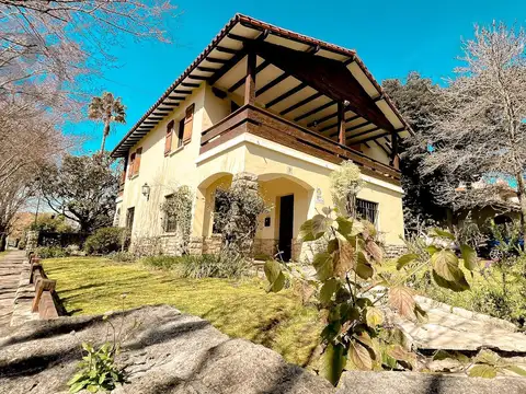 IMPORTANTE | CHALET | EN BARRIO LOS TRONCOS