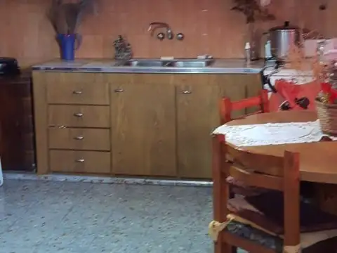 Casa 4 ambientes con 2 baños