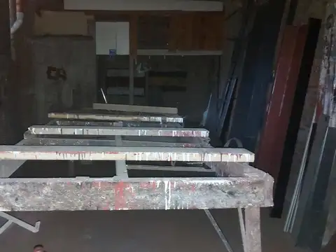 Galpón en esquina - Caseros