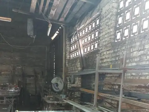 Galpón en esquina - Caseros