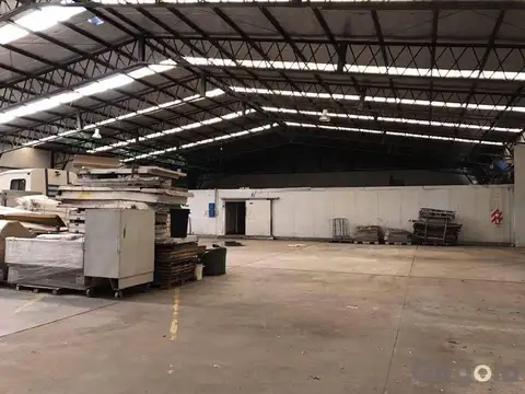 Galpon en alquiler de 5400m2 sobre Acceso Oeste
