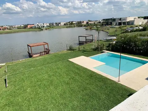 Casa en Venta a la laguna en Barrio San Sebastián. A8. Pilar