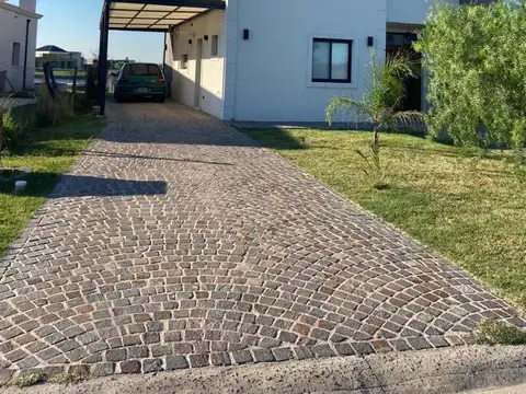 Casa en Venta con 4 cocheras