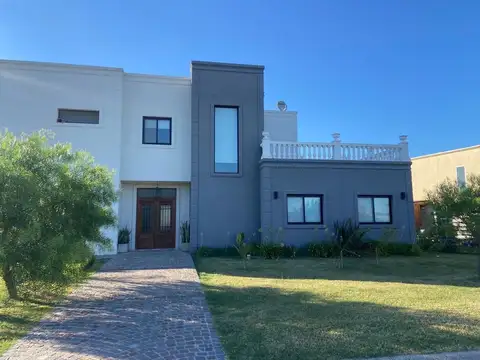 Casa 5 ambientes con 3 baños