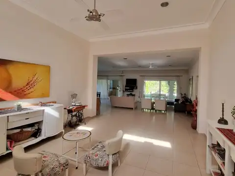 Casa 8 ambientes con 4 baños