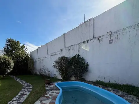 ¡La Casa Que Tu Familia Estaba Buscando en Banfield!