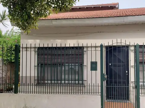 BUENA CASA 4 AMB C/COCHERA Y PATIO!