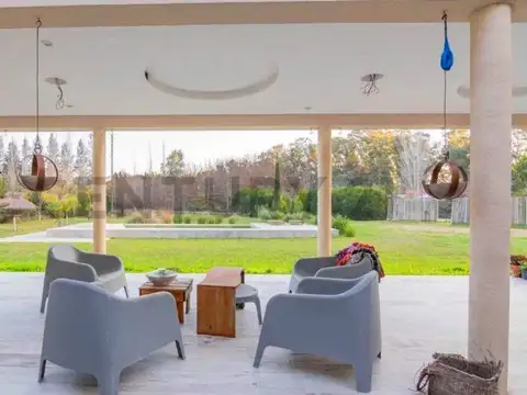 Casa en Venta con 3 cocheras