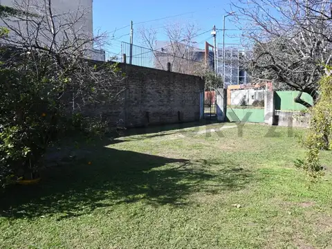 VENTA DE  CASA EN BANFIELD 4 AMBIENTES A REMODELAR -GRAN LOTE CON SALIDA A DOS CALLES