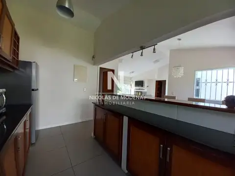 Vende casa de 3 dormitorios totalmente reformada. Con piscina climatizada. Cerca de colegios, Punta del Este