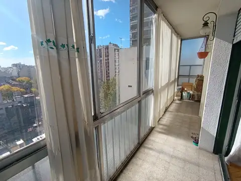 Departamento venta 3 ambientes dependencia balcón Flores  luminoso