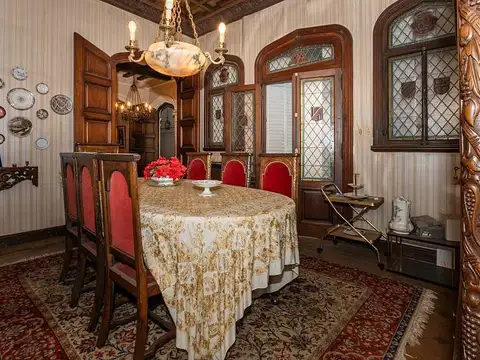 Casa 8 ambientes con 5 baños