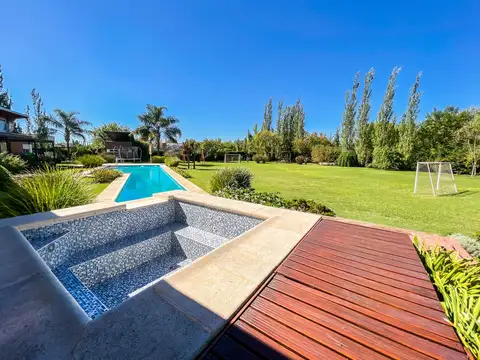 Casa en Venta con 2 cocheras