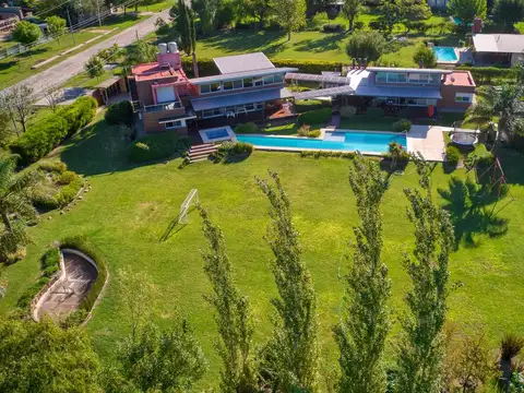 Casa de 4 dormitorios con pileta en amplio terreno en Hostal del sol