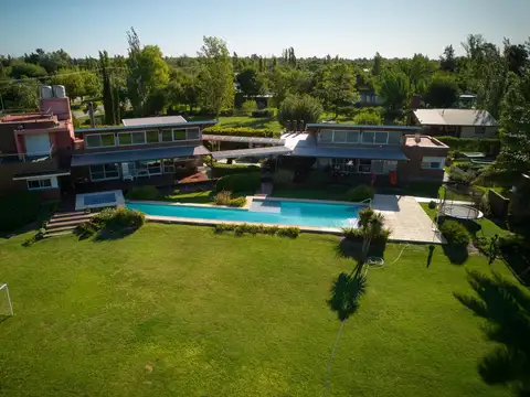 Casa de 4 dormitorios con pileta en amplio terreno en Hostal del sol