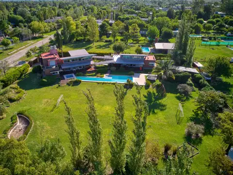 Casa de 4 dormitorios con pileta en amplio terreno en Hostal del sol
