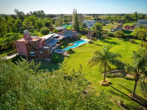 Casa de 4 dormitorios con pileta en amplio terreno en Hostal del sol