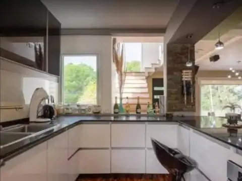 Casa en Alquiler Temporal con 4 cocheras