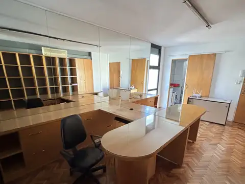 Amplia Oficina en Alquiler - Zona Tribunales muy Luminosa
