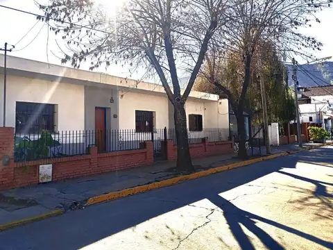 Casa 8 ambientes con 4 baños