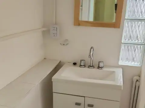 DEPARTAMENTO DE 1 AMBIENTE CON BAÑO Y COCINA-1 PISO ESCALERA