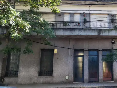 DEPARTAMENTO DE 1 AMBIENTE CON BAÑO Y COCINA-1 PISO ESCALERA