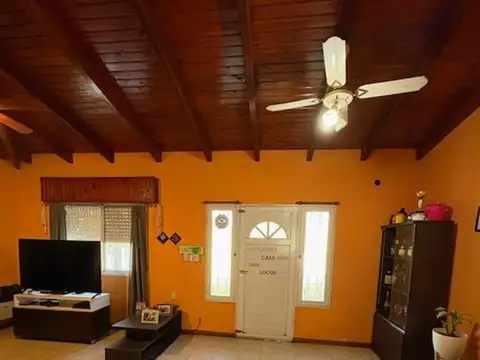 Casa 4 ambientes con 2 baños