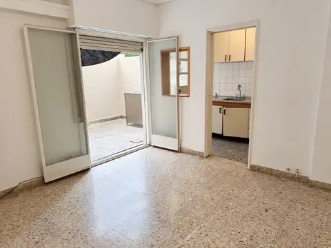 Departamento de 2 Ambientes en Planta Baja con Patio. Excelente Ubicación. a 50 m. de Est. Malaver