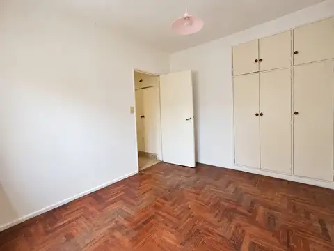 Departamento de 2 Ambientes en Planta Baja con Patio. Excelente Ubicación. a 50 m. de Est. Malaver
