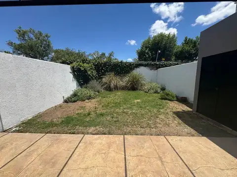 Depto Tipo Casa en Alquiler con 2 cocheras