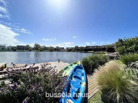 Casa en venta con 4 dormitorios al lago en Barbarita