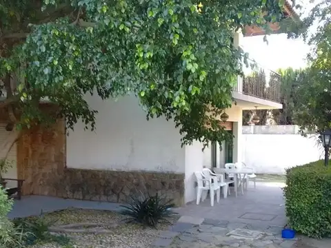 Casa 6 ambientes con 4 baños