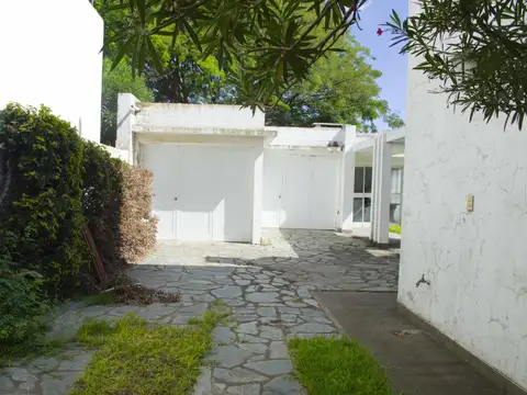 Casa en Venta con 3 cocheras