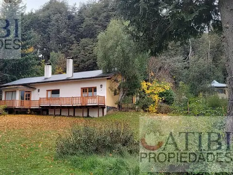 Complejo de 3 casas y bloque de 5 departamentos dúplex.