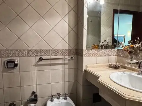 Casa en Venta con 4 cocheras
