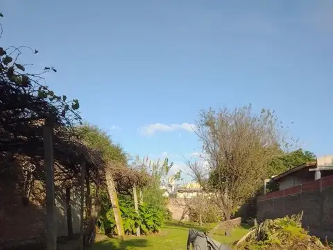 Amplio lote con construcción  