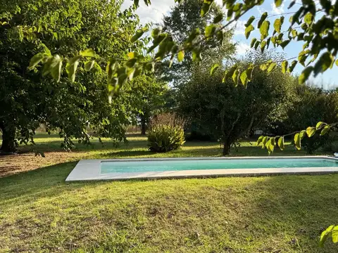Chacra de 6 hectáreas con casa de campo, parque arbolado y piscina – entorno único en los alrededore