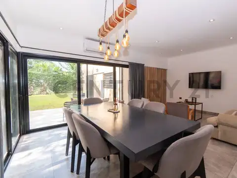 Casa en Venta con 2 cocheras