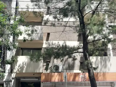 Amplio Monoambiente Divisible amoblado con balcon al frente.