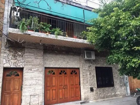 Casa dos familias con fondo