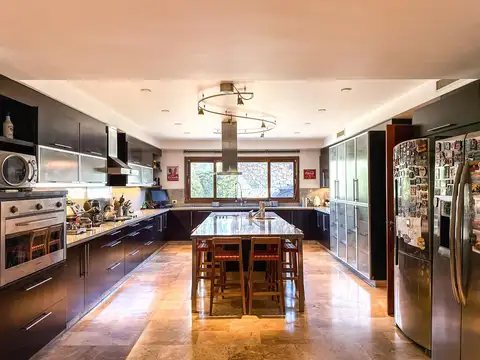 Casa en Venta con 3 cocheras